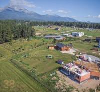 Pozemky - bydlení v Mlynici s výhledem na hory a rozestavěnými domy v přírodě.
