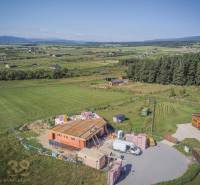 Stavební pozemek na bydlení v Mlynici s výhledem na přírodu a okolní krajinu.