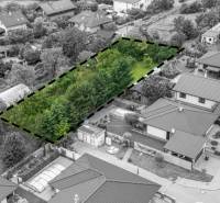 Pozemek pro bydlení mezi rodinnými domy na Okružní ulici v Bernolákově.