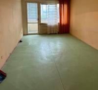 Možnost vnitřního přizpůsobení 3pokojového bytu s velkými okny a balkonem.