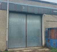 Brána skladu v Košicích, městská část Jih, s kovovým povrchem.