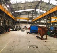 Výrobní prostory ve Spišské Nové Vsi s vysokými stropy a průmyslovým vybavením.