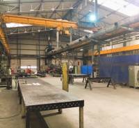 Kovovýrobní prostory s průmyslovými zařízeními a zvedáky v Spišské Nové Vsi.