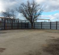 Komerční pozemky v Košicích - městské části Jih s oplocením a stromy.