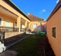 Rodinný dům v Iži s dvory, zahradou a terasou.