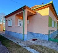 Rodinný dům ve městě Iža s garáží a upraveným dvorem, ideální pro rodinu.