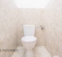 Toaleta obložená světlými obklady v budově.