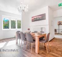 Jídelna s lustrem a podlahou s dřevěným dekorem v budově.