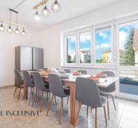 Jídelna v budově s velkým stolem a výhledem na Dunajskou Stredu.