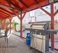 Altán v Dunajské Stredě s grilem a zahradním nábytkem, štěrkové lože.