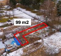 Zahrady v Nálepkově, oplocený pozemek 99 m², zasněžený terén, stromy, budovy.