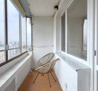 Zasklený balkon dvougarsonky nabízí výhled na Petržalku, ulici Holíčska a okolí.