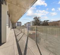 Balkon 4pokojového bytu na Skalické cestě v Bratislavě - Novém Městě s výhledem na přírodu.