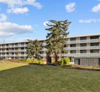 Bytový dům se čtyřmi poschodími, obklopený trávníkem, Bratislava - Nové Mesto, Skalická cesta.