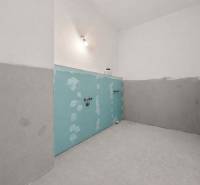 Zrekonstruovaná místnost ve 4-pokojovém bytě s přípravou na instalace.