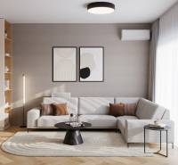 Interiér 4-pokojového bytu s pohovkou, konferenčním stolkem a podlahou s dřevěným dekorem.