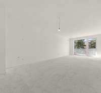 Prostorná místnost ve 4pokojovém bytě s velkým francouzským oknem a bílými stěnami.