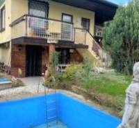 Exteriérová fotografie chaty v Košicích - městská část Vyšné Opátske, s ověřením realitní kanceláře.