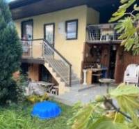 Dvojpodlažní chata v Košicích, městská část Vyšné Opátske, v přírodním prostředí.