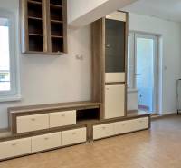 Obývací prostor v 1-pokojovém bytě s nábytkem a keramickou podlahou.