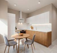 Kuchyně v 2-pokojovém bytě s podlahou s dřevěným dekorem a moderními spotřebiči.