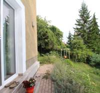 Terasa 1-pokojového bytu na Lichardově ulici, Bratislava - Staré Město, s houpačkou a rostlinami.