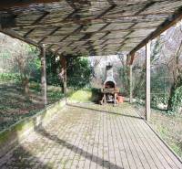 Krytá terasa s grilem v zahradě na Lichardově ulici, Bratislava - Staré Město.