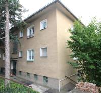 Bytový dům na Lichardově ulici v Bratislavě – Staré Město, obklopený zelení a stromy.