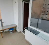 Balkon 1-pokojového bytu v Ružomberku na ulici Za dráhou s výhledem na paneláky.