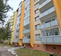 Vícepatrový panelák na ulici Za dráhou v Ružomberku se zasklenými balkóny.