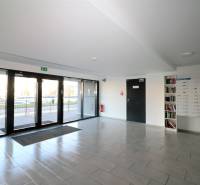 Vstupní hala s poštovními schránkami a skleněnými dveřmi na Zuzany Chalupové v Bratislavě-Petržalce.