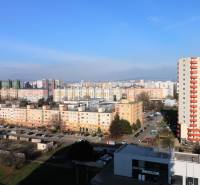 Výhled na sídliště v Bratislavě - Petržalce z ulice Zuzany Chalupové, 2-pokojový byt.