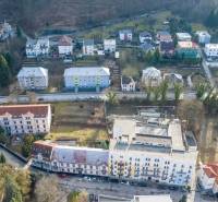 Záběr na budovy a pozemky - komerční na Hurbanově ulici v Trenčianských Teplicích.