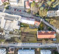 Letecký pohled na komerční pozemky na Hurbanově ulici v Trenčianských Teplicích.