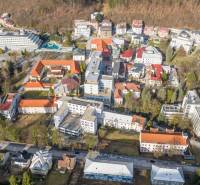 Letecký pohled na Trenčianske Teplice, Hurbanovu ulici s komerčními pozemky a okolím.