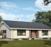 Rodinný dům s terasou v Nových Zámcích, ulice obklopená stromy, zelené auto.