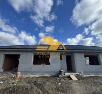 Rodinný dům na stavbě na ulici v Nových Zámcích. Bez hotových oken a dveří.