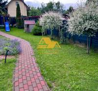 Zahrada u chaty v Nových Zámcích s dětským hřištěm na ulici Nové Zámky.