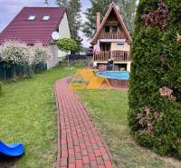 Zahrada s cestičkou k chatě v Nových Zámcích na ulici Nové Zámky.