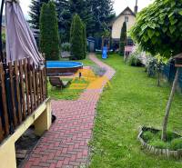 Zahrada s bazénem a altánkem u chaty v Nových Zámcích na ulici Nové Zámky.