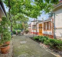 Rodinný dům na klidné ulici v Trnavě s terasou a zelení.