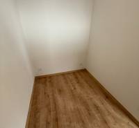 Malá místnost v 1-pokojovém bytě s podlahou s dřevěným dekorem.