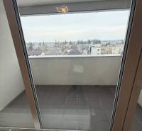 Výhled z balkonu 1-pokojového bytu na Trebišov, Hodvábna, přes velké balkonové dveře.