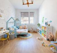 Dětský pokoj ve 3-pokojovém bytě s podlahou s dřevěným dekorem a hravým dekorem.