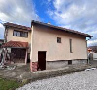 Rodinný dům v Zbehoch se šikmou střechou a chodníkem vedle garáže.