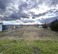 Pozemek u rodinného domu ve Zbechách, s výhledem na rozlehlou zahradu a oblohu.