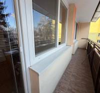 Balkonový prostor u 3pokojového bytu s okny a dlažbou.