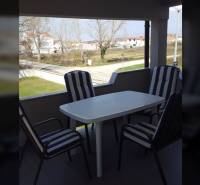 Zařízený balkon v rodinném domě v ulici Grbi ve městě Nin.