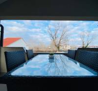 Rodinný dům s terasou a stolem s výhledem v Grbi ve městě Nin.