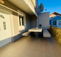 Rodinný dům v Nine na ulici Grbi má terasu s kamennou zdí a satelitní anténou.